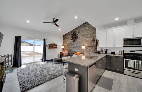 Twin Falls House | The Jolly Rancher, Luxury Furnishings, Jet Tub, Fenced Yard, Corporate and Vacan