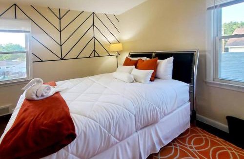 Pontiac House | The Joslyn Chateau, a tri-level home that sleeps 8 with a king master
