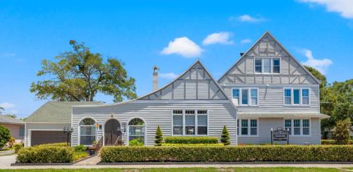 Historic Kenwood Bed & Breakfast | The Kenwood Gables Boutique B&B