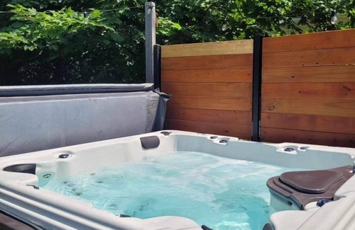 Kingsclear House | The King's Hideaway/hot tub/18 min.away to F’ton shops&rest/golf Mactaquac Park