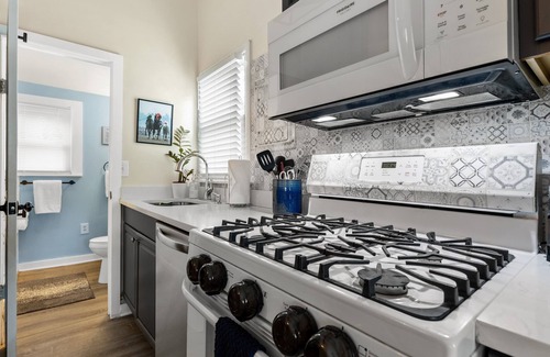 Saratoga Springs Cottage | The Kings Cottage-Hot Tub! Pet Friendly! Fire pit, Outdoor Games, Close to Town