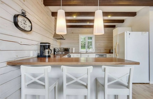 Pontiac House | The Lake Escape - Waterfront, Hot tub, Sleeps 14!