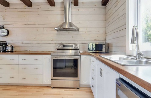 Pontiac House | The Lake Escape - Waterfront, Hot tub, Sleeps 14!