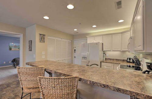 Camdenton Condo | 'The Lake Escape’ w/Balcony & Pool Access!