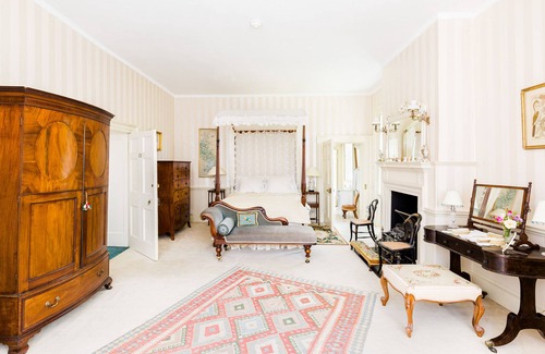 Kemerton Bed & Breakfast | The Lake Room - Upper Court Manor