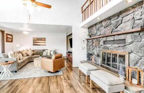 Shelton House | The Lakefront Treehouse