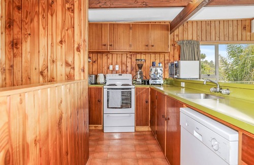 Tikitere House | The Lakes Edge - Lake Rotoiti Holiday Home