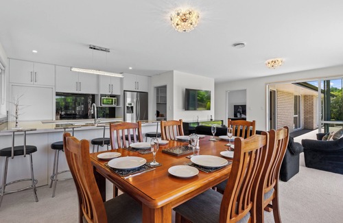 Tauranga House | The Lakeside - Tauranga Holiday Home