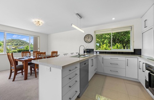 Tauranga House | The Lakeside - Tauranga Holiday Home