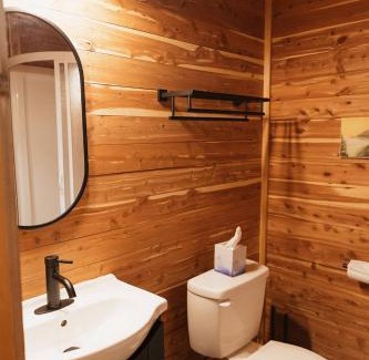 Primrose House | "The Lantern" Woodsy Cabin Experience w/HotTub