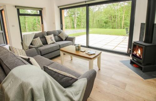 Newcastle-on-Clun House | The Larches