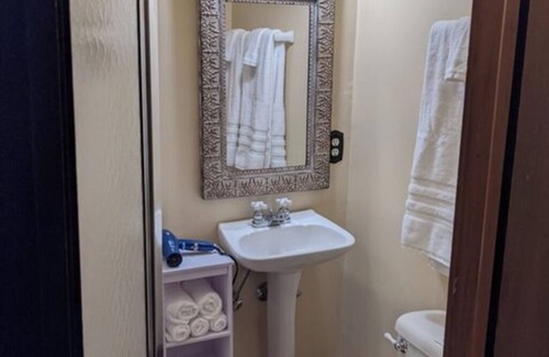 Downtown Niagara Falls Bed & Breakfast | The Larke Room w/queen bed