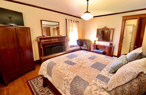Downtown Niagara Falls Bed & Breakfast | The Larke Room w/queen bed