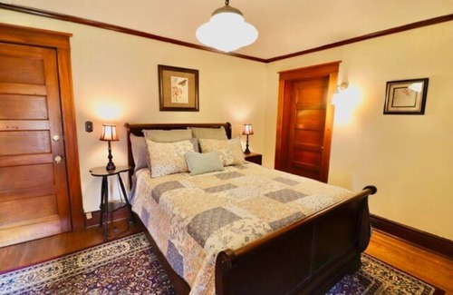 Downtown Niagara Falls Bed & Breakfast | The Larke Room w/queen bed