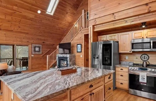 Valley Creek Run Cabin | THE LAZY BEAR, A luxury log cabin nestled in the heart of Maggie Valley.