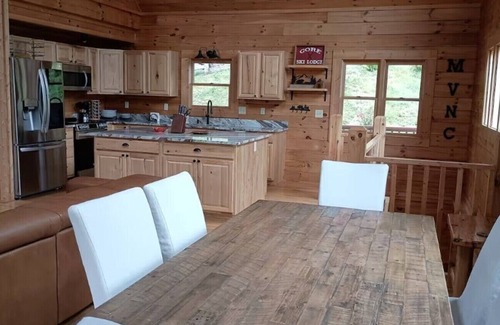Valley Creek Run Cabin | THE LAZY BEAR, A luxury log cabin nestled in the heart of Maggie Valley.
