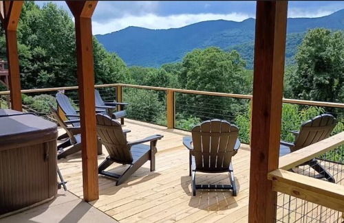 Valley Creek Run Cabin | THE LAZY BEAR, A luxury log cabin nestled in the heart of Maggie Valley.