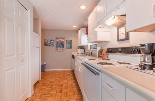 Tierra Del Mar House | The Lazy Dragon #147 - Cute classic cabin, walk to beach, fun back yard.