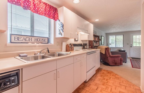 Tierra Del Mar House | The Lazy Dragon #147 - Cute classic cabin, walk to beach, fun back yard.