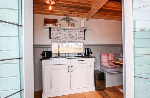 Rugeley Cottage | THE LAZY MARE BY THE WATER, romantic, with hot tub in Abbots Bromley