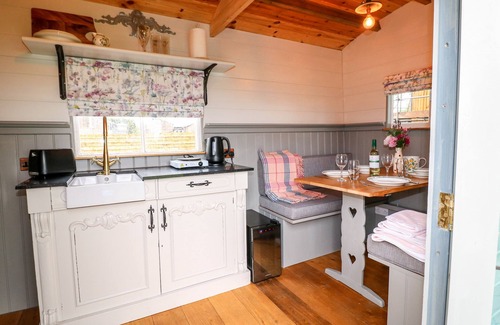 Rugeley Cottage | THE LAZY MARE BY THE WATER, romantic, with hot tub in Abbots Bromley