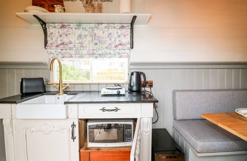 Rugeley Cottage | THE LAZY MARE BY THE WATER, romantic, with hot tub in Abbots Bromley
