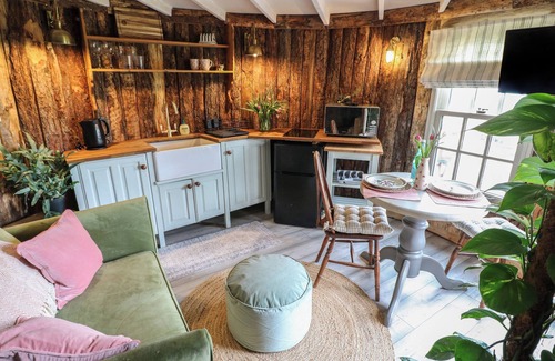 Rugeley Cottage | THE LAZY SQUIRE BY THE WATER, romantic, with hot tub in Rugeley