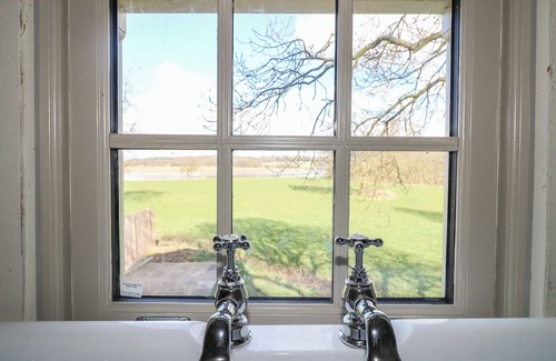 Rugeley Cottage | THE LAZY SQUIRE BY THE WATER, romantic, with hot tub in Rugeley