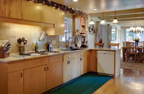 Darby House | The Leaning Tree Lodge a Great Family or Group Retreat