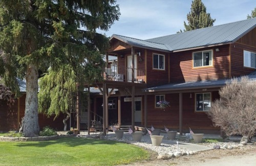 Darby House | The Leaning Tree Lodge a Great Family or Group Retreat