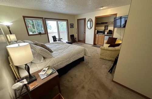 Woodland House | The Lewis River Salmon Shores - Waterfront View & Fishing, Book It Now!