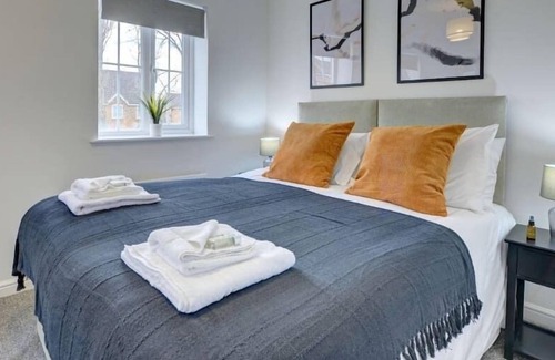 Little Hay Apartment | The Leyburn | Large Executive House | Parking & Garden | Short Term Let by SILVA