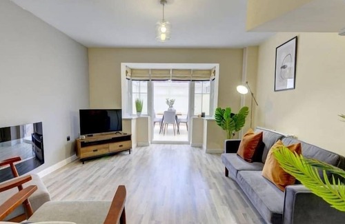 Little Hay Apartment | The Leyburn | Large Executive House | Parking & Garden | Short Term Let by SILVA