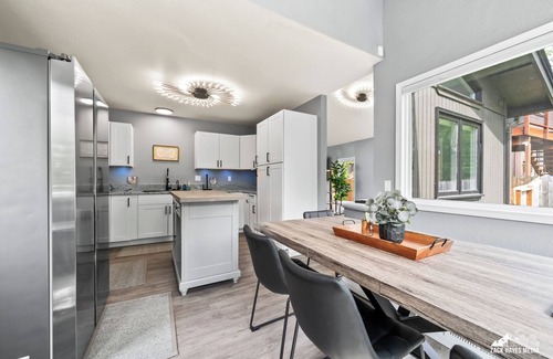 Huffman - O' Malley House | The Light House at Capstan: Illuminate Your Stay in South Anchorage