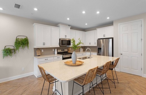 Beach Haven House | The Lily House- Flexible Lease Terms, Hospitals and Beaches