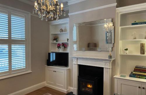 Cheltenham House | The Lily Pad - Boutique Townhouse, a short walk to Town Center and Racecourse