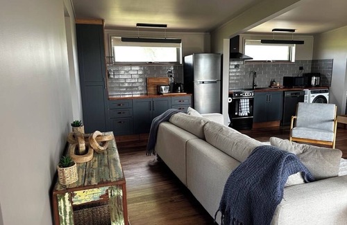 Frog Rock Cottage | The Linburn Cottage of luxury nWine, relaxation and country charm.