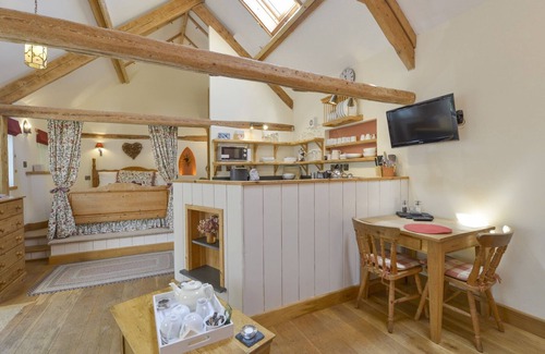 Littleham Cottage | THE LINNEY, pet friendly, with open fire in Littleham, North Devon