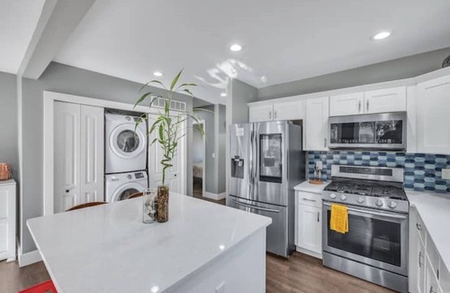 Hazel Park House | The Little Hamster - by Ferndale & Royal Oak w/2TVs - Open Concept - Modern