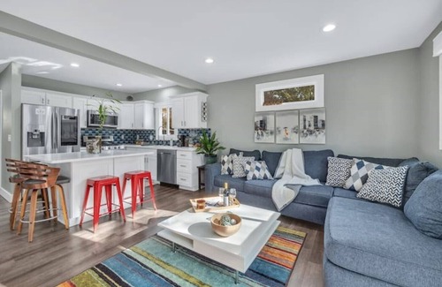 Hazel Park House | The Little Hamster - by Ferndale & Royal Oak w/2TVs - Open Concept - Modern