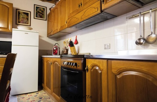 Brusimpiano Apartment | The Little House [Franco's Court]