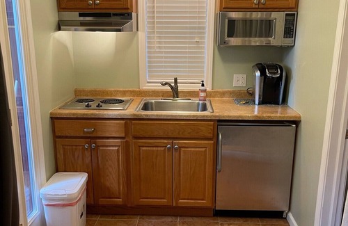 Hancock Cottage | The Little House- private sauna and pet friendly