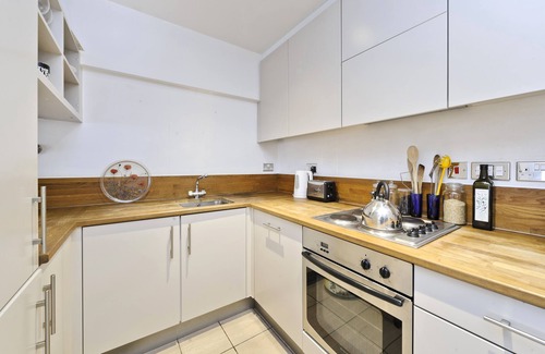 Finsbury Apartment | The Little Library - One Bedroom Apartment, Sleeps 2