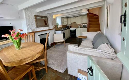 Pentewan House | The Little Lighthouse - 2 minutes from the beach