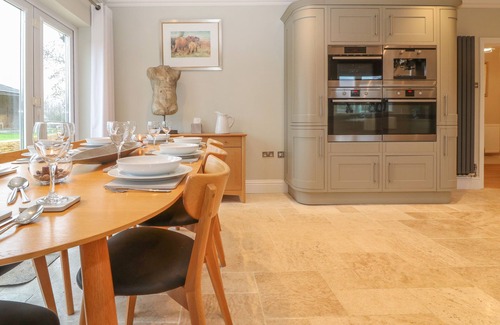 Malmesbury Cottage | THE LITTLE PADDOCK, pet friendly, with hot tub in Malmesbury