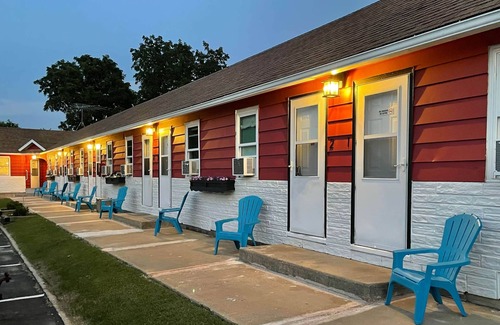 Mount Horeb Apartment | THE LITTLE VILLAGE , Full Bed 103