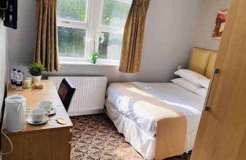 Liversedge Bed & Breakfast | The Liversedge, 64 Leeds Road