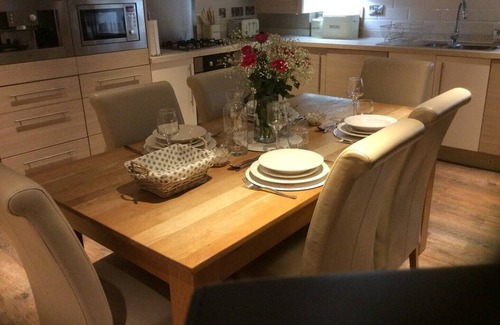 Westleigh Apartment | The Lobster Pot. Fabulous 2 bedroom Apartment overlooking the Beach/Green