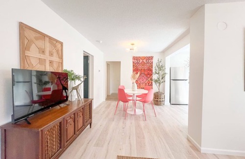 Mountain View House | The Local Giraffe ~ w/firepit, convenient locatio