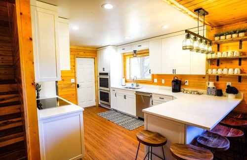 Orderville Cabin | The Lodge at East Zion (sleeps 36) w/Resort Pool